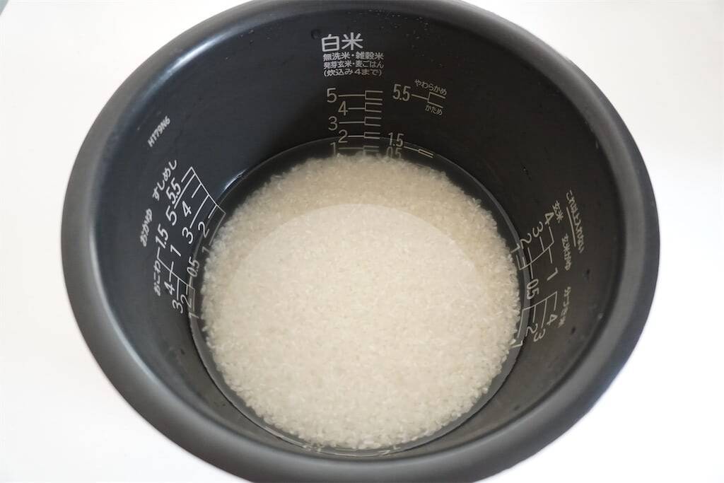 【即席スープ活用で超時短】なのに飴色玉ねぎの旨味がギュッ♡「丸ごとブロッコリーの炊き込みご飯」作ってみた♪