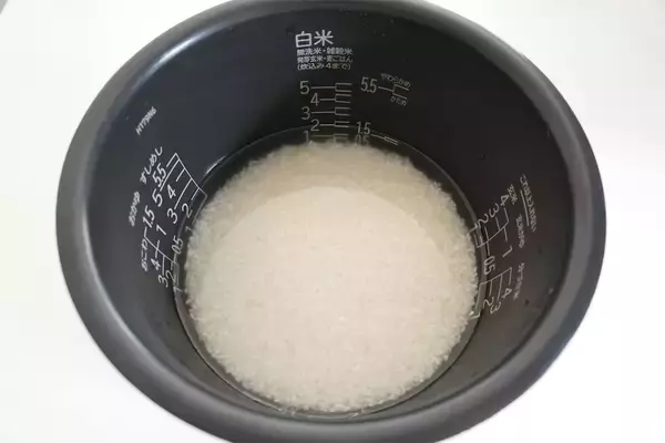 「【即席スープ活用で超時短】なのに飴色玉ねぎの旨味がギュッ♡「丸ごとブロッコリーの炊き込みご飯」作ってみた♪」の画像