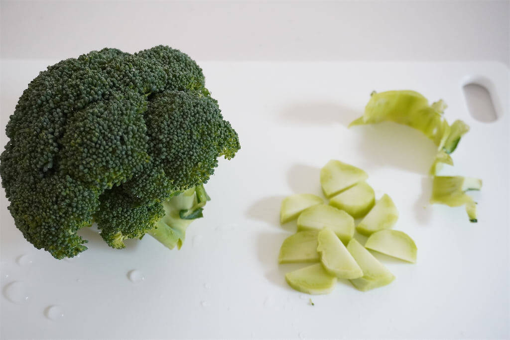 【即席スープ活用で超時短】なのに飴色玉ねぎの旨味がギュッ♡「丸ごとブロッコリーの炊き込みご飯」作ってみた♪