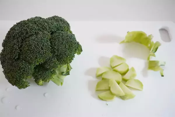 「【即席スープ活用で超時短】なのに飴色玉ねぎの旨味がギュッ♡「丸ごとブロッコリーの炊き込みご飯」作ってみた♪」の画像