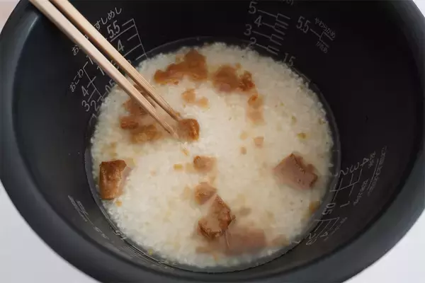 「【即席スープ活用で超時短】なのに飴色玉ねぎの旨味がギュッ♡「丸ごとブロッコリーの炊き込みご飯」作ってみた♪」の画像