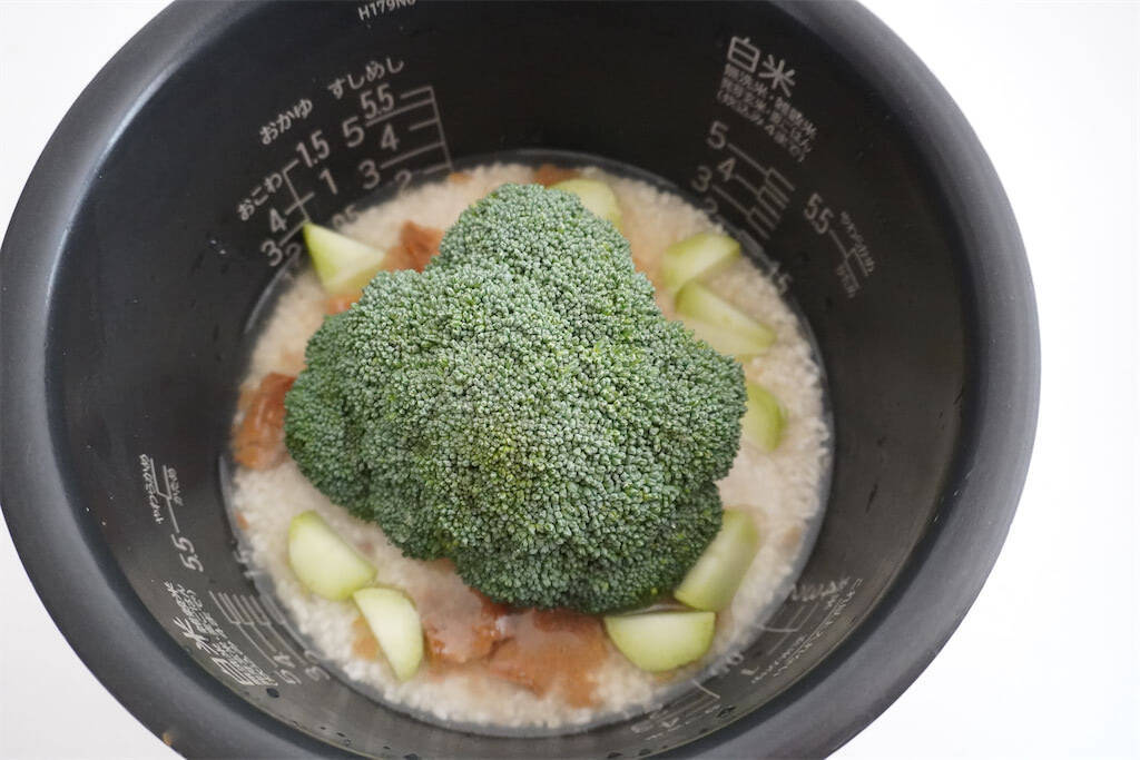 【即席スープ活用で超時短】なのに飴色玉ねぎの旨味がギュッ♡「丸ごとブロッコリーの炊き込みご飯」作ってみた♪