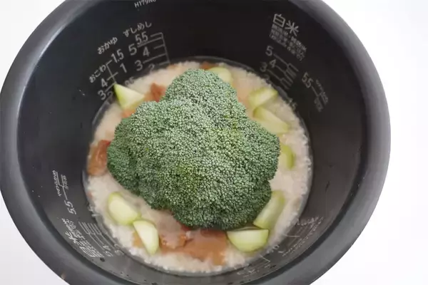 「【即席スープ活用で超時短】なのに飴色玉ねぎの旨味がギュッ♡「丸ごとブロッコリーの炊き込みご飯」作ってみた♪」の画像