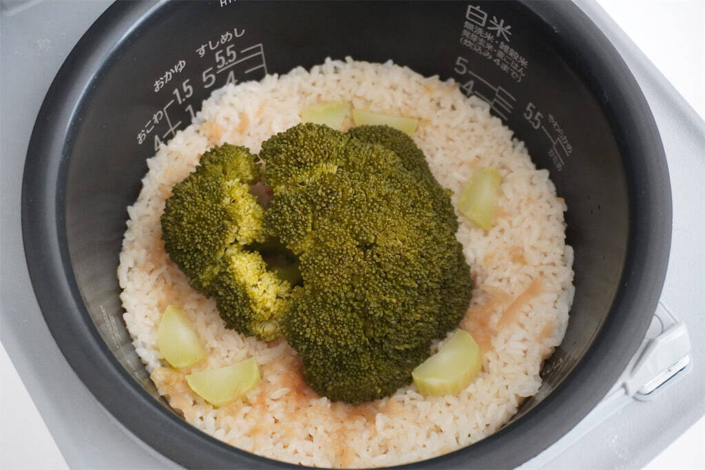 【即席スープ活用で超時短】なのに飴色玉ねぎの旨味がギュッ♡「丸ごとブロッコリーの炊き込みご飯」作ってみた♪