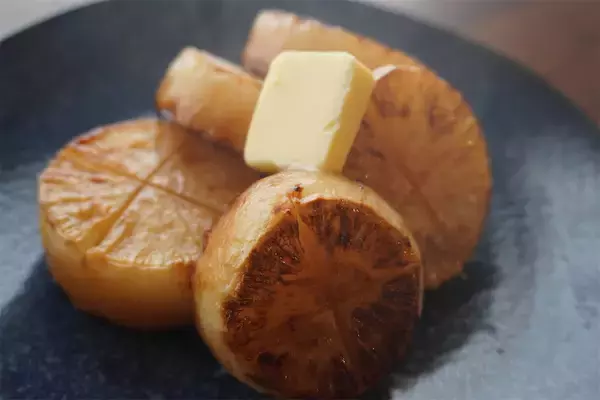 「【農家直伝】この食べ応えはまさかの肉超え!?「大根ステーキ」作ってみた！バター醤油シミ～♡」の画像