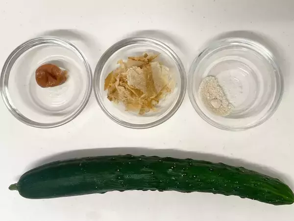 「火も包丁も使わない「馬場家の梅きゅうり」に挑戦♪王道の梅×かつお節風味だけど…砂糖がいい仕事♡」の画像