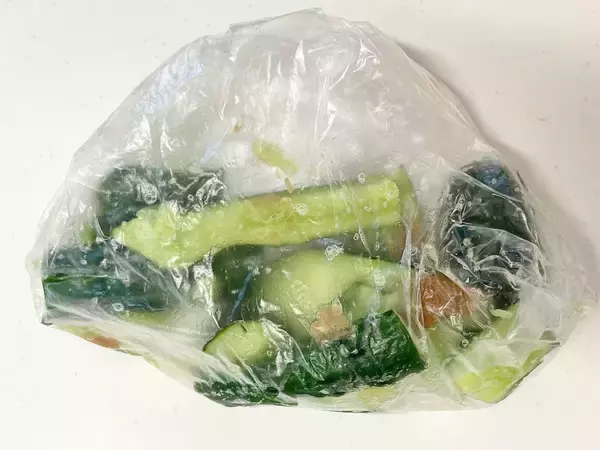 「火も包丁も使わない「馬場家の梅きゅうり」に挑戦♪王道の梅×かつお節風味だけど…砂糖がいい仕事♡」の画像