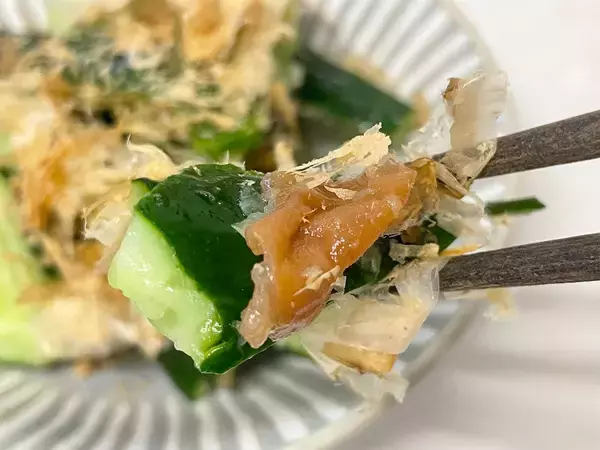 「火も包丁も使わない「馬場家の梅きゅうり」に挑戦♪王道の梅×かつお節風味だけど…砂糖がいい仕事♡」の画像