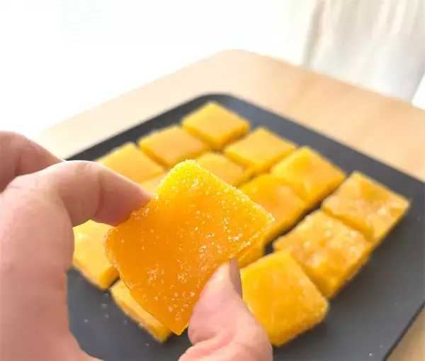 「【韓国発】ほぼ“みかん果汁だけ”のシンプルお菓子作ろう！もちっと食感で爽やかジューシーなお味♡」の画像