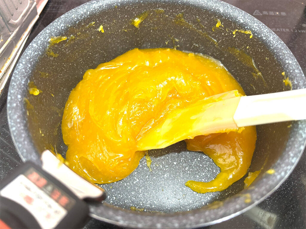 【韓国発】ほぼ“みかん果汁だけ”のシンプルお菓子作ろう！もちっと食感で爽やかジューシーなお味♡