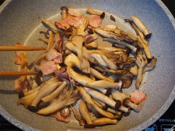 「【罪悪感ゼロなのにコク旨が過ぎる】生クリも牛乳も不使用！旨味まみれな「豆腐ときのこグラタン」焼こう！」の画像