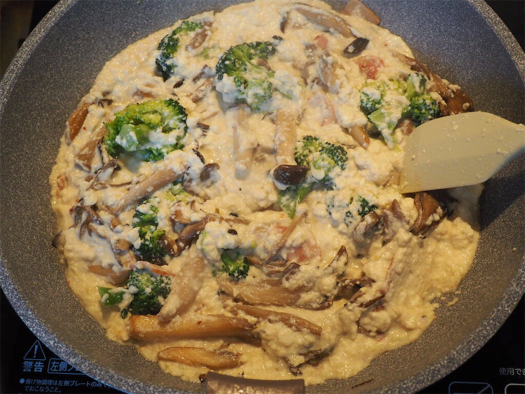 【罪悪感ゼロなのにコク旨が過ぎる】生クリも牛乳も不使用！旨味まみれな「豆腐ときのこグラタン」焼こう！