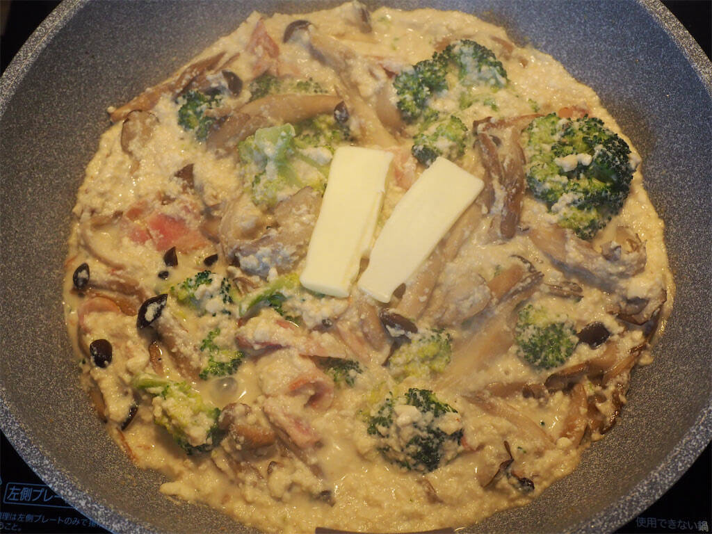 【罪悪感ゼロなのにコク旨が過ぎる】生クリも牛乳も不使用！旨味まみれな「豆腐ときのこグラタン」焼こう！