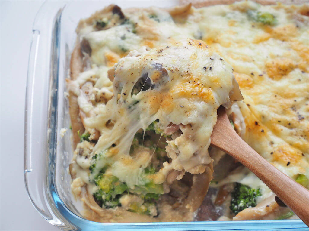 【罪悪感ゼロなのにコク旨が過ぎる】生クリも牛乳も不使用！旨味まみれな「豆腐ときのこグラタン」焼こう！