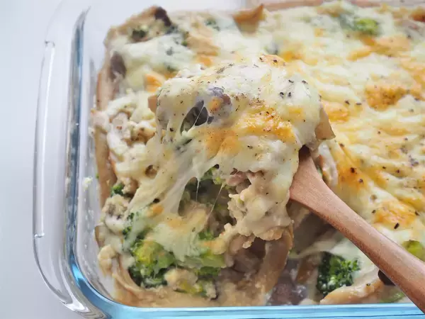 「【罪悪感ゼロなのにコク旨が過ぎる】生クリも牛乳も不使用！旨味まみれな「豆腐ときのこグラタン」焼こう！」の画像