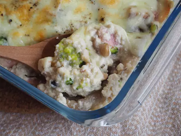 「【罪悪感ゼロなのにコク旨が過ぎる】生クリも牛乳も不使用！旨味まみれな「豆腐ときのこグラタン」焼こう！」の画像