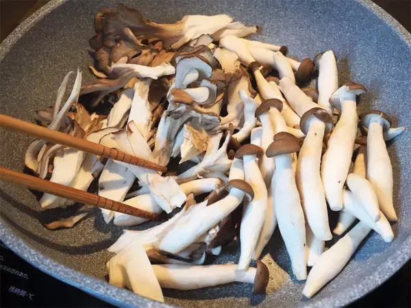 「【罪悪感ゼロなのにコク旨が過ぎる】生クリも牛乳も不使用！旨味まみれな「豆腐ときのこグラタン」焼こう！」の画像