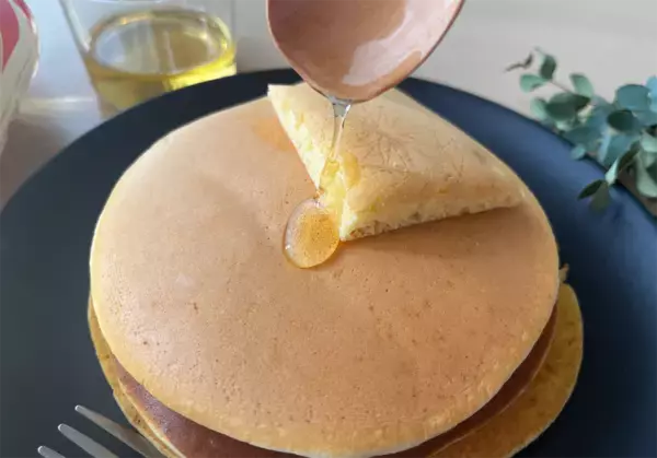 「【ホットケーキを喫茶店レベルにする裏ワザ】パサつき卒業♡「本みりん」ちょい足し料理ハックがスゴすぎた！」の画像