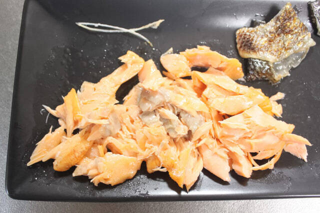【リュウジレシピ】ツナマヨならぬ「鮭マヨ」作ってオンザライスしてみた♪フライパン不要な超爆速3分料理