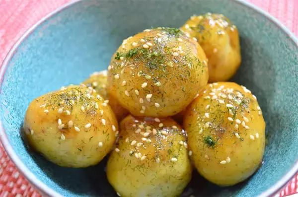 「春の"ミニ新じゃが"で「みそじゃが」作ってみた！皮に甘味噌絡んでホックホク♡これ田楽だ～♪【農家直伝】」の画像