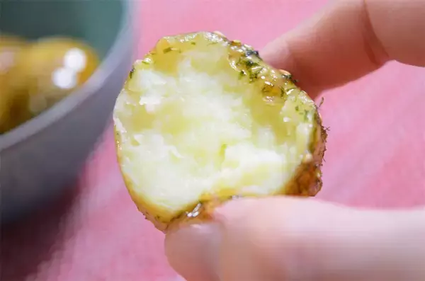 「春の"ミニ新じゃが"で「みそじゃが」作ってみた！皮に甘味噌絡んでホックホク♡これ田楽だ～♪【農家直伝】」の画像