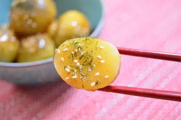 「春の"ミニ新じゃが"で「みそじゃが」作ってみた！皮に甘味噌絡んでホックホク♡これ田楽だ～♪【農家直伝】」の画像