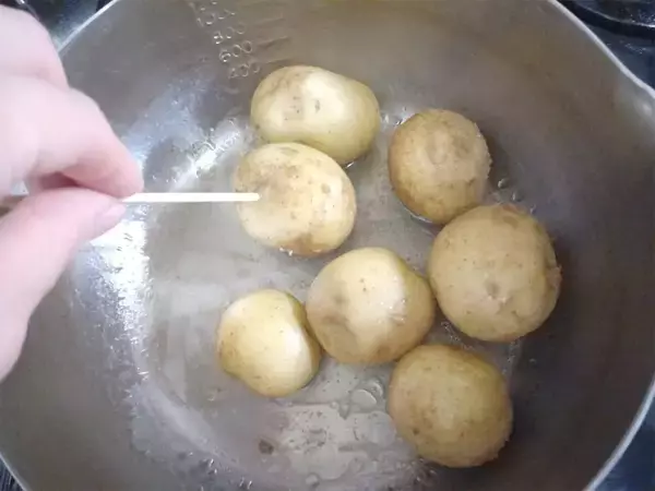 「春の"ミニ新じゃが"で「みそじゃが」作ってみた！皮に甘味噌絡んでホックホク♡これ田楽だ～♪【農家直伝】」の画像