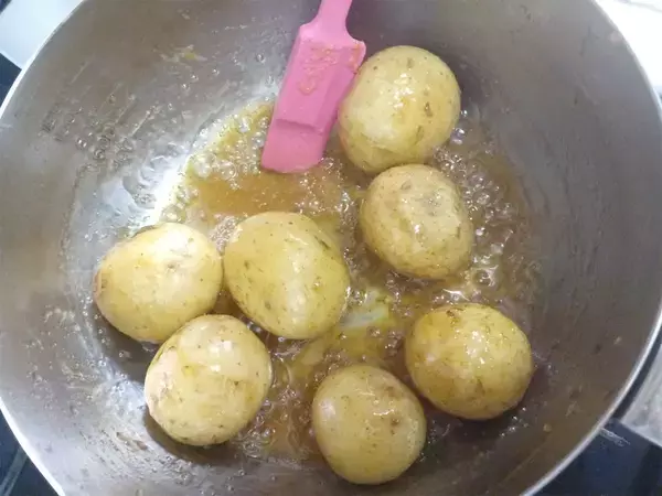 「春の"ミニ新じゃが"で「みそじゃが」作ってみた！皮に甘味噌絡んでホックホク♡これ田楽だ～♪【農家直伝】」の画像