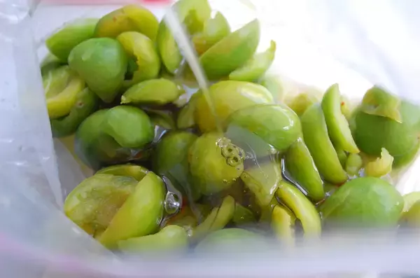 「【30分で仕込み完了】保存袋でラクチン梅仕事♪わずか3日で食べられる「青梅はちみつ漬け」作ろう！」の画像