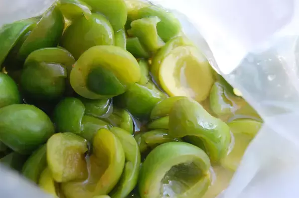 「【30分で仕込み完了】保存袋でラクチン梅仕事♪わずか3日で食べられる「青梅はちみつ漬け」作ろう！」の画像