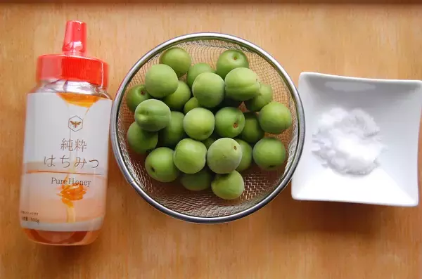 「【30分で仕込み完了】保存袋でラクチン梅仕事♪わずか3日で食べられる「青梅はちみつ漬け」作ろう！」の画像