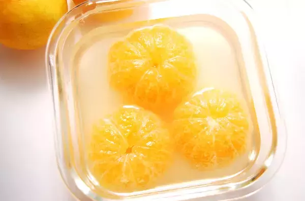 「【酸っぱいみかん救済】えっ「湯煎」するの!?シロップと一緒に？じんわり加熱で驚きのフレッシュスイーツ化♡」の画像