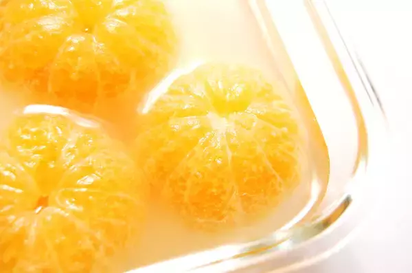 「【酸っぱいみかん救済】えっ「湯煎」するの!?シロップと一緒に？じんわり加熱で驚きのフレッシュスイーツ化♡」の画像