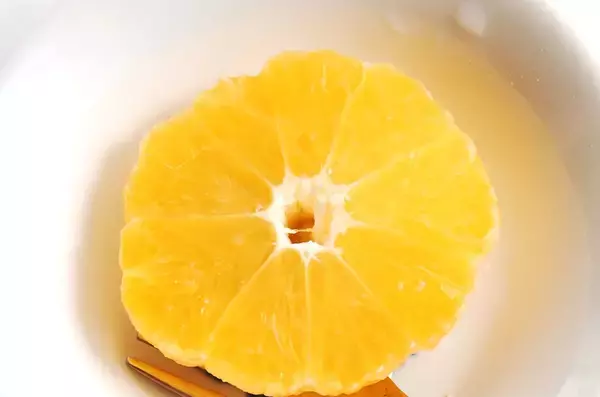 「【酸っぱいみかん救済】えっ「湯煎」するの!?シロップと一緒に？じんわり加熱で驚きのフレッシュスイーツ化♡」の画像