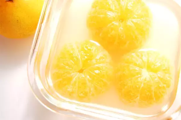 「【酸っぱいみかん救済】えっ「湯煎」するの!?シロップと一緒に？じんわり加熱で驚きのフレッシュスイーツ化♡」の画像