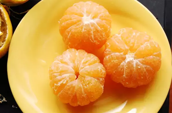 「【酸っぱいみかん救済】えっ「湯煎」するの!?シロップと一緒に？じんわり加熱で驚きのフレッシュスイーツ化♡」の画像