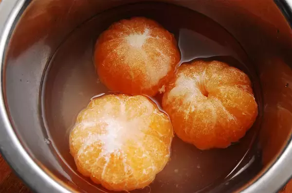 「【酸っぱいみかん救済】えっ「湯煎」するの!?シロップと一緒に？じんわり加熱で驚きのフレッシュスイーツ化♡」の画像