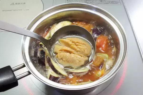 「【一石二鳥のお助けみそ汁】トマトの酸味×みそのコクが絶妙！まるでイタリアンな「おかずみそ汁」作ってみた」の画像
