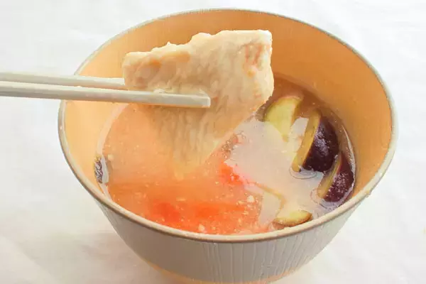 「【一石二鳥のお助けみそ汁】トマトの酸味×みそのコクが絶妙！まるでイタリアンな「おかずみそ汁」作ってみた」の画像