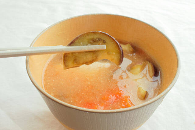 【一石二鳥のお助けみそ汁】トマトの酸味×みそのコクが絶妙！まるでイタリアンな「おかずみそ汁」作ってみた