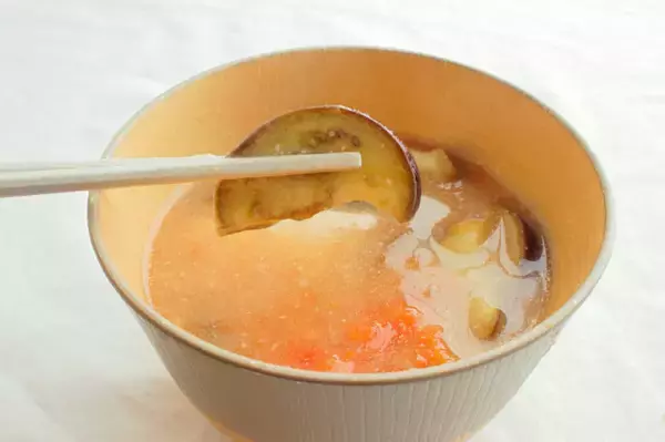 「【一石二鳥のお助けみそ汁】トマトの酸味×みそのコクが絶妙！まるでイタリアンな「おかずみそ汁」作ってみた」の画像