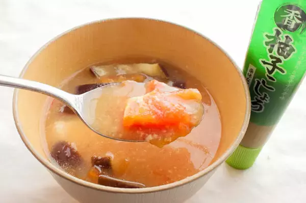 「【一石二鳥のお助けみそ汁】トマトの酸味×みそのコクが絶妙！まるでイタリアンな「おかずみそ汁」作ってみた」の画像