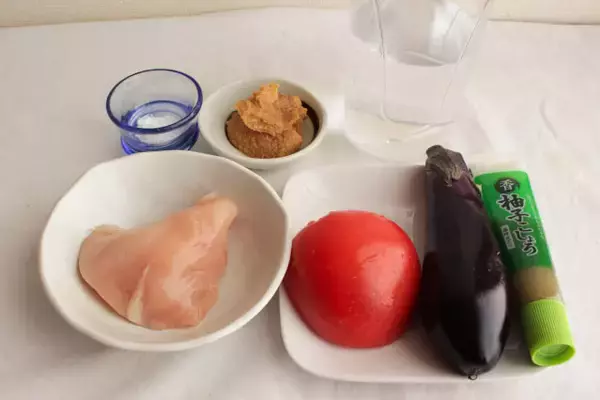「【一石二鳥のお助けみそ汁】トマトの酸味×みそのコクが絶妙！まるでイタリアンな「おかずみそ汁」作ってみた」の画像