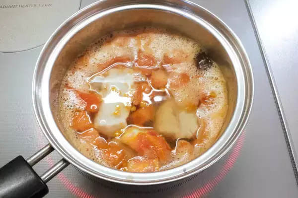 「【一石二鳥のお助けみそ汁】トマトの酸味×みそのコクが絶妙！まるでイタリアンな「おかずみそ汁」作ってみた」の画像