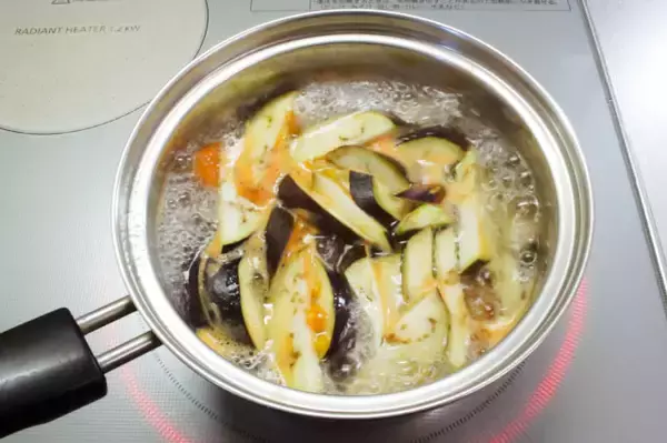 「【一石二鳥のお助けみそ汁】トマトの酸味×みそのコクが絶妙！まるでイタリアンな「おかずみそ汁」作ってみた」の画像