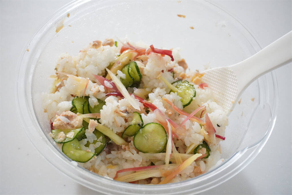 【みょうが甘酢漬け、万能すぎる】漬け汁で酢飯も作れる♪「みょうがとサケ缶の混ぜ寿司」は爽やか初夏メシだった