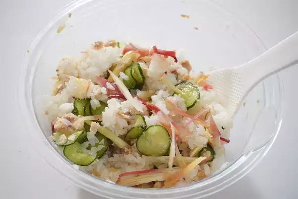 「【みょうが甘酢漬け、万能すぎる】漬け汁で酢飯も作れる♪「みょうがとサケ缶の混ぜ寿司」は爽やか初夏メシだった」の画像