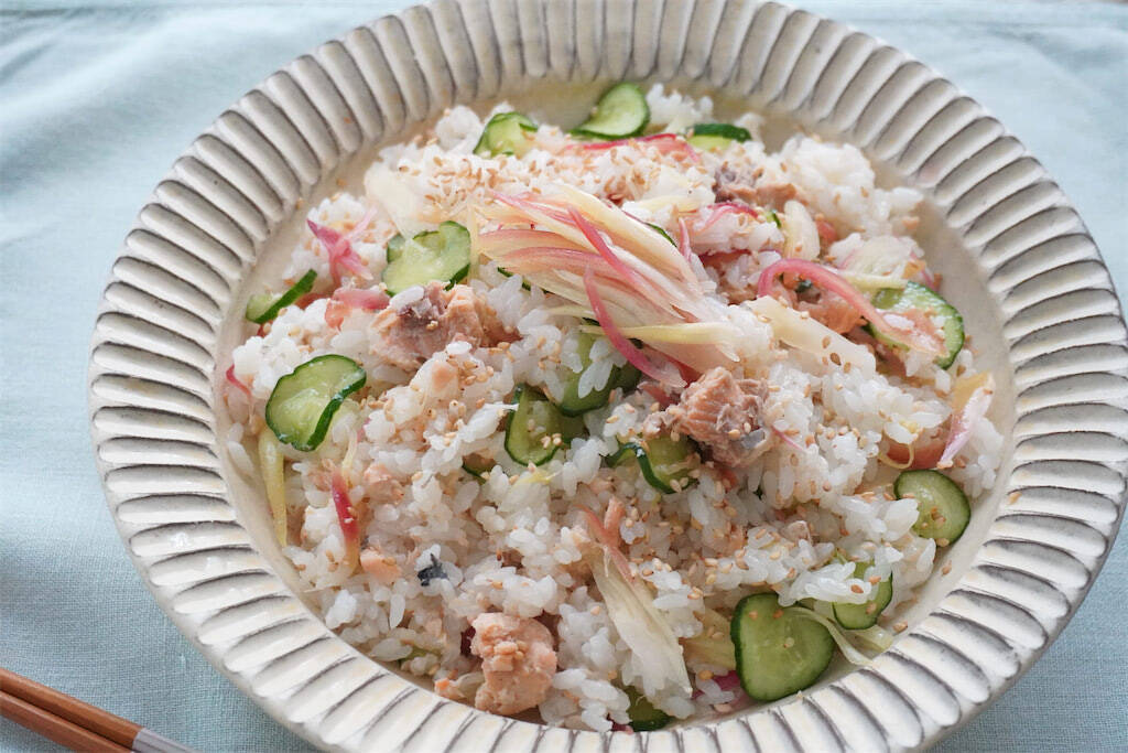 【みょうが甘酢漬け、万能すぎる】漬け汁で酢飯も作れる♪「みょうがとサケ缶の混ぜ寿司」は爽やか初夏メシだった