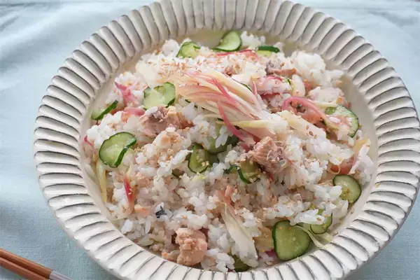 「【みょうが甘酢漬け、万能すぎる】漬け汁で酢飯も作れる♪「みょうがとサケ缶の混ぜ寿司」は爽やか初夏メシだった」の画像