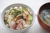 「【みょうが甘酢漬け、万能すぎる】漬け汁で酢飯も作れる♪「みょうがとサケ缶の混ぜ寿司」は爽やか初夏メシだった」の画像12